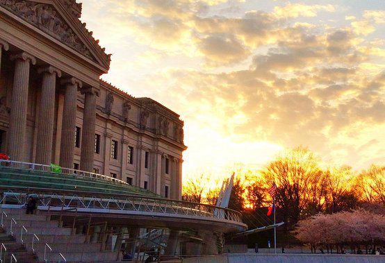 The Brooklyn Museum at sunset. (Wikimedia Commons)