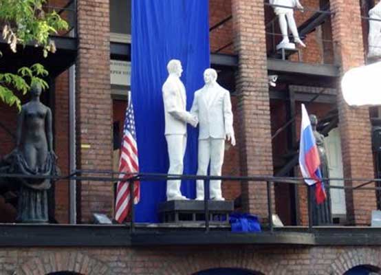 Unveiling the Reagan-Gorbachev Statue in Moscow