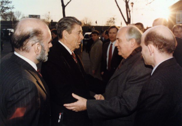 Reagan-Gorbachev_shaking_hands_1988-12-07