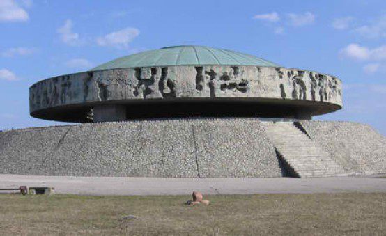 Majdanek_-_ashes_mount