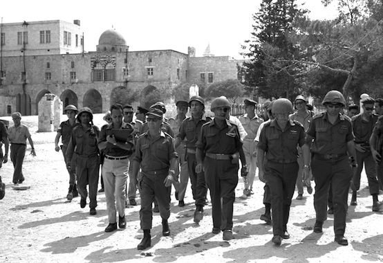 Flickr_-_Government_Press_Office_(GPO)_-_Defense_Minister_Moshe_Dayan,_Chief_of_staff_Yitzhak_Rabin,_Gen._Rehavam_Zeevi_(R)_And_Gen._Narkis_in_the_old_city_of_Jerusalem