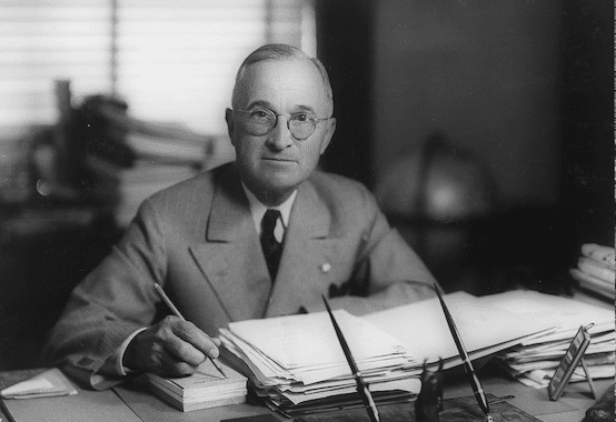 Harry_Truman_at_desk