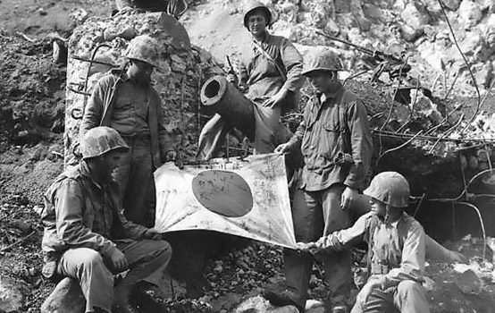 Japanese_flag_on_Iwo_Jima