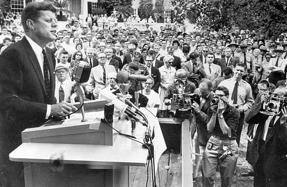 640px-John_F._Kennedy_speaking_at_Springwood,_the_Roosevelt_home_in_Hyde_Park,_New_York_(1960)