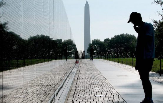 Vietnam_Veterans_with_Washington_Monument-1024x768