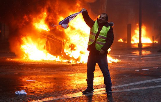 paris protests fire