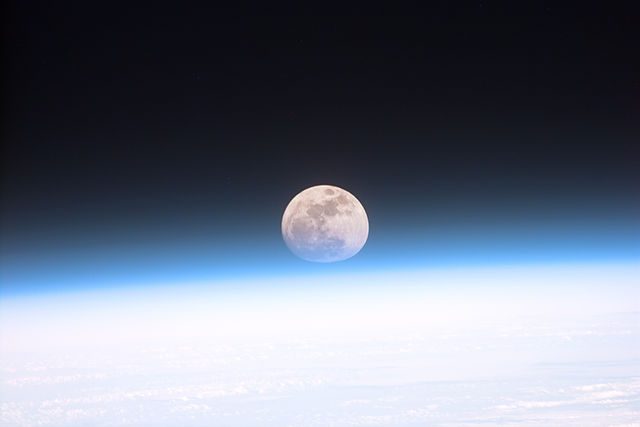 640px-Full_moon_partially_obscured_by_atmosphere