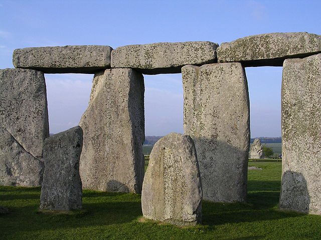 640px-Stonehenge_Inside_Facing_NE_April_2005