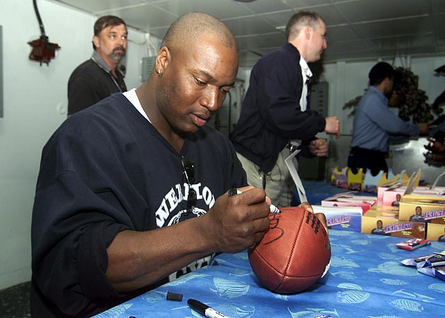 640px-US_Navy_020522-N-5027S-002_Sports_star_Bo_Jackson_visits_the_crew_aboard_the_amphibious_assault_ship_USS_Saipan