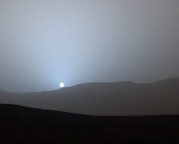 Curiosity_gale_crater_sunset.tif