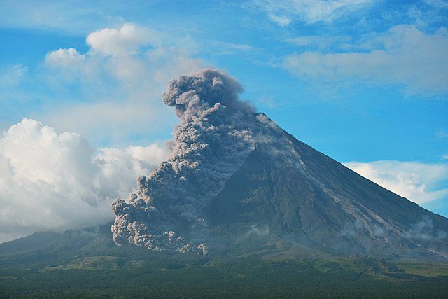 640px-Mayon_Volcano_eruption_at_Daraga_Church