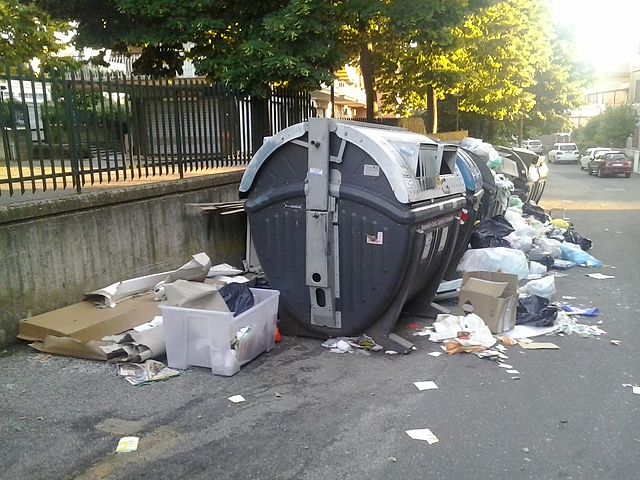Municipal_solid_waste_in_Rome_03
