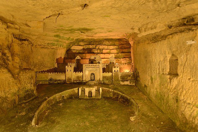 640px-Catacombes_de_Paris_(22441309302)