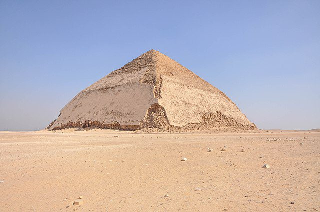 640px-Bent_Pyramid_featuring_the_original_polished_limestone_outer_casing_that_the_pyramids_used_to_have_(14616487960)