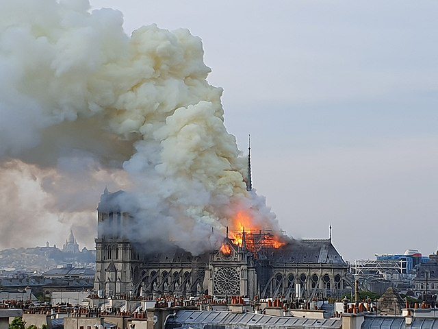 640px-Incendie_de_Notre_Dame_à_Paris._vue_depuis_le_ministère_de_la_recherche._5