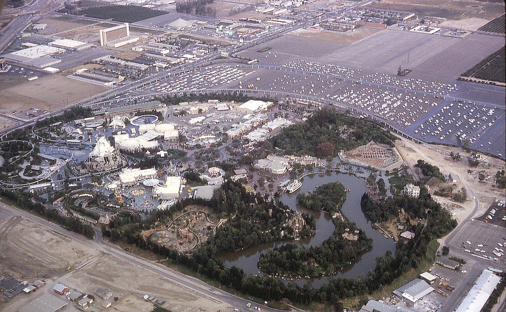 1024px-6308-AnaheimDisneyLand-NW_to_SE_View