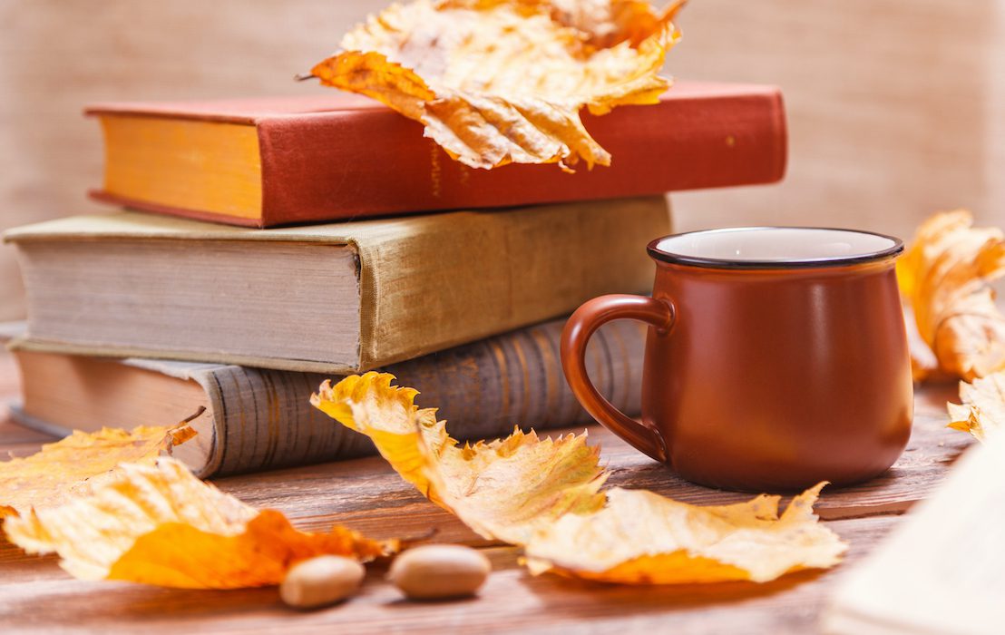 Close-up,Of,A,Brown,Cup,Of,Tea,In,Autumn,Setting