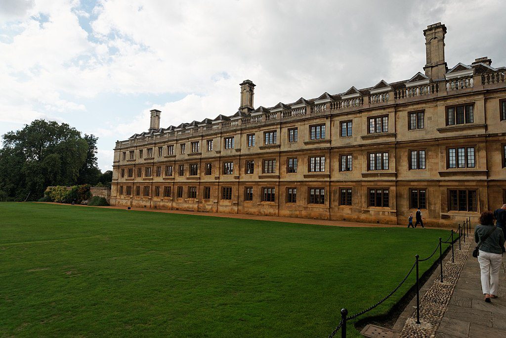 1024px-Cambridge_-_King's_College,_founded_in_1441_-_Back_Lawn_-_View_WNW_on_Clare_College_1715
