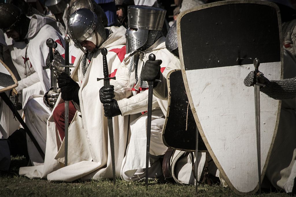 Templar knights in prayer before going into battle