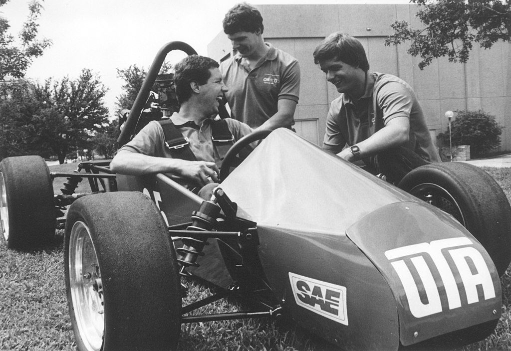 1024px-University_of_Texas_at_Arlington_Mechanical_Engineering_students_(not_identified)_win_First_Place_trophy_with_race_car_and_$1,000_(10002858)