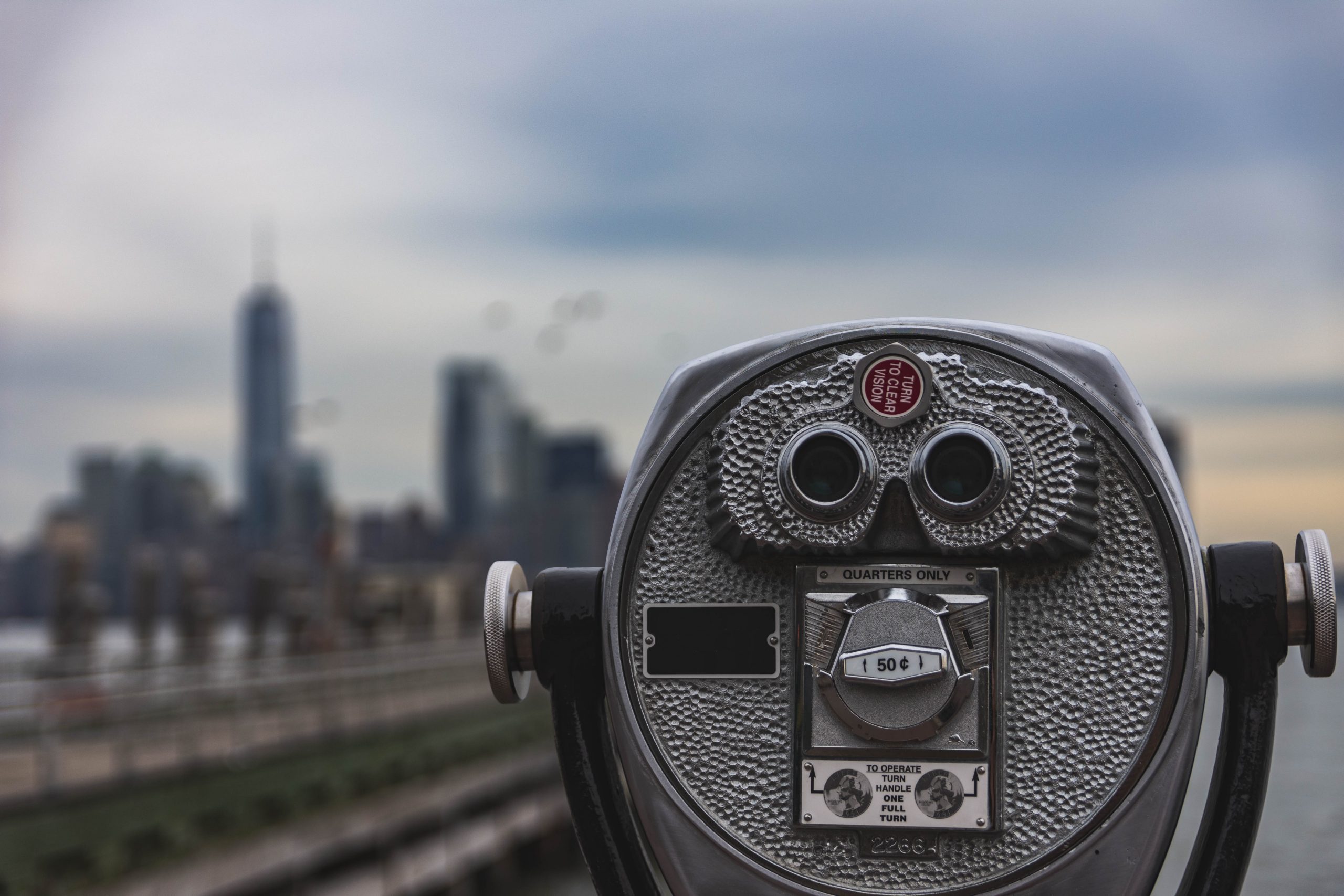 Binoculars,Overlooking,New,York,City,Skyline,With,Bokeh