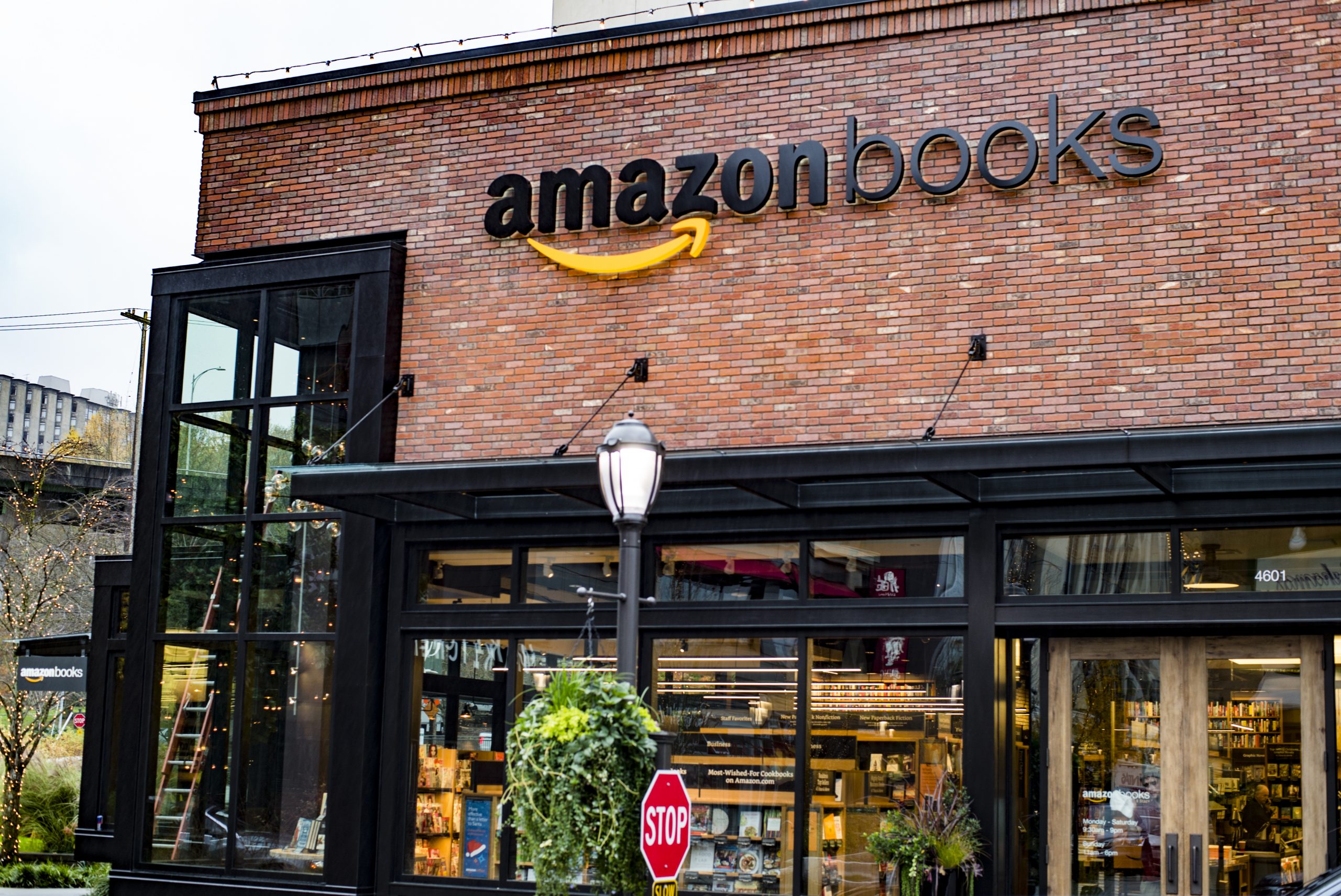 Seattle,,Washington/usa,-,November,2015:,Amazon,Opens,Its,First,Real