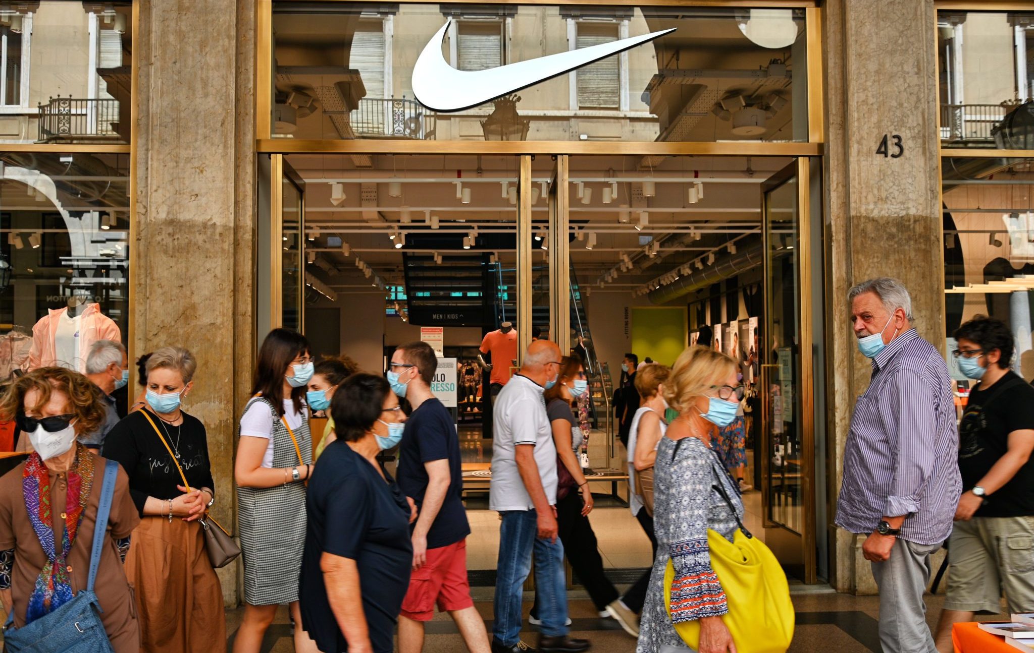 Crowded,Dowtown,In,Front,Of,Nike,Sportswear,Store,With,All