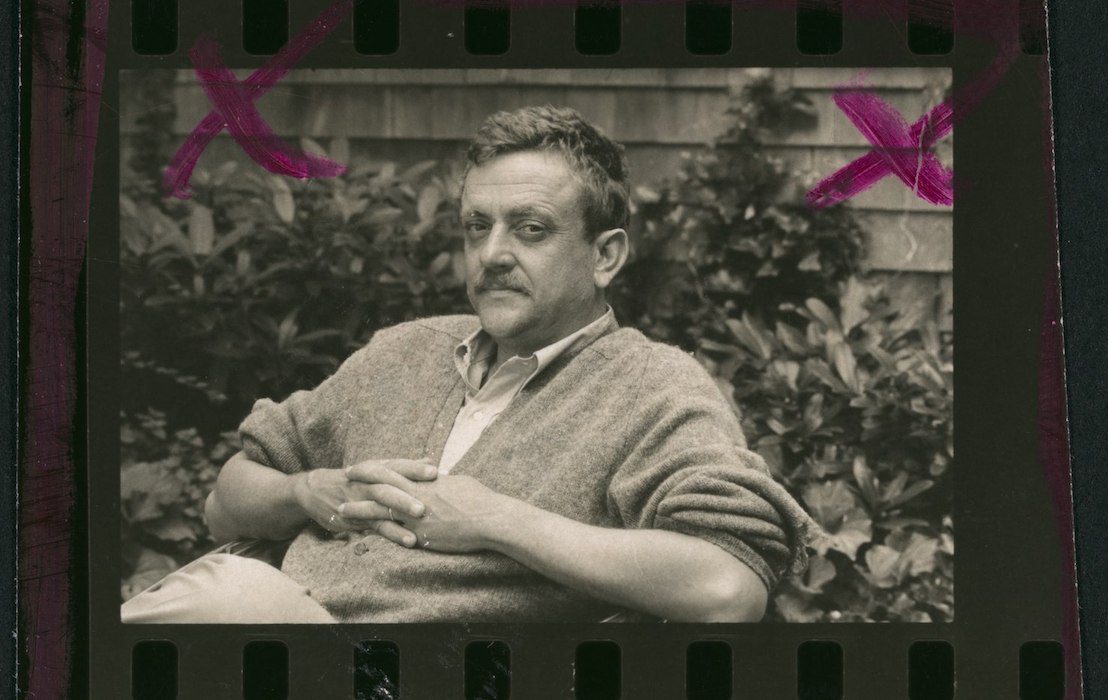 Kurt_Vonnegut,_half-length_portrait,_seated_outdoors_in_Concord,_N.H.tif