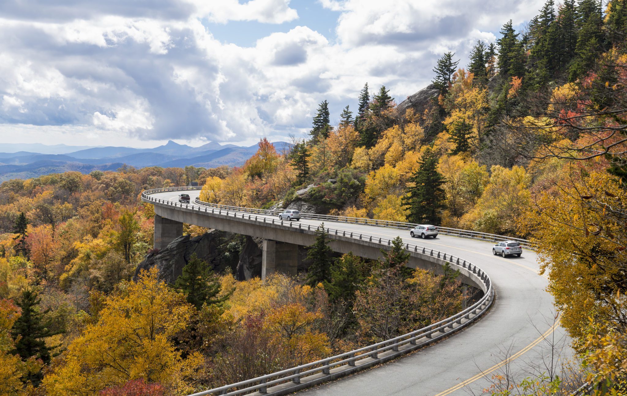 Cars,Drive,Over,Linn,Cove,Viaduct,,Blue,Ridge,Parkway,In