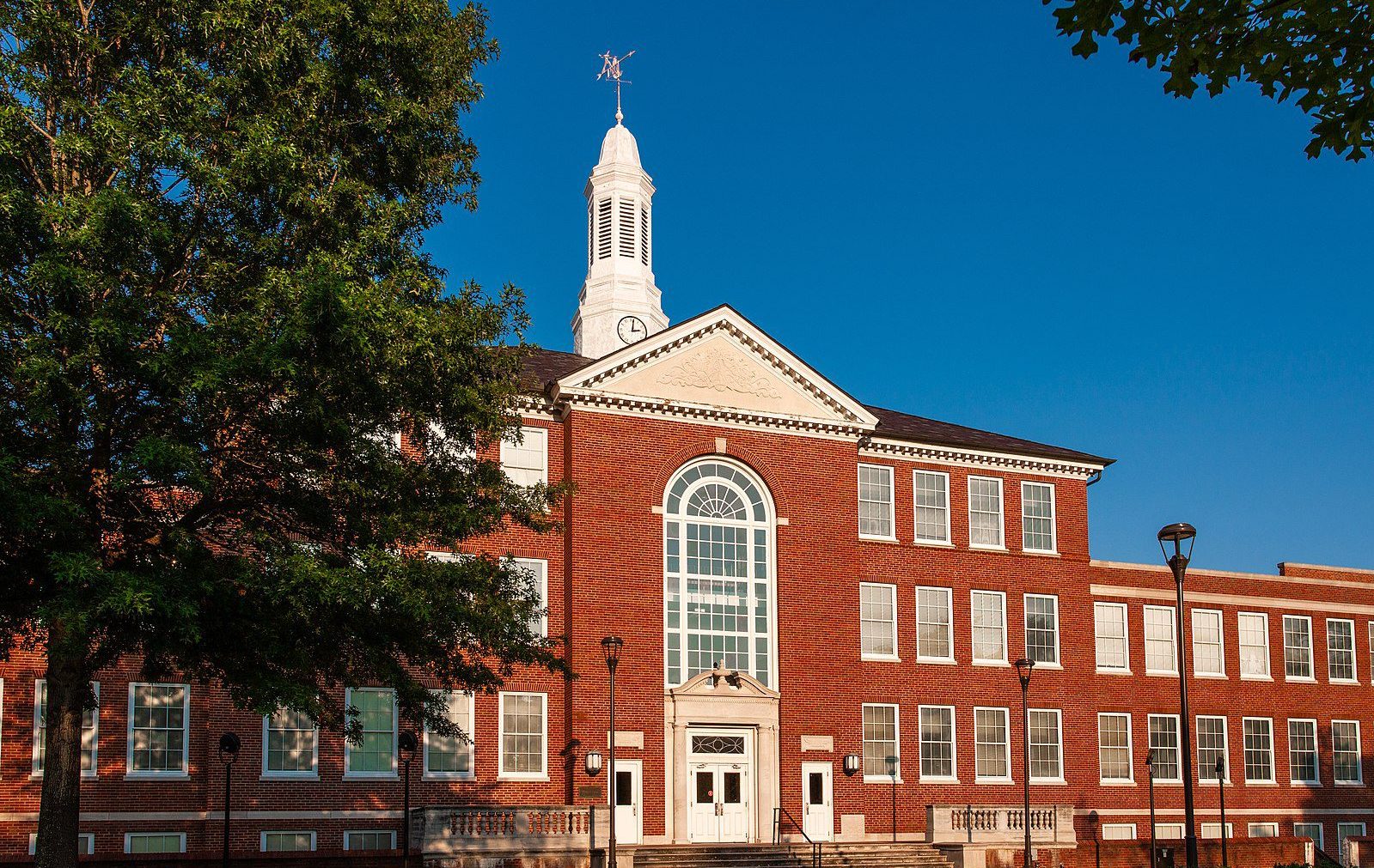 1599px-Keeny_Hall_at_Louisiana_Tech_University