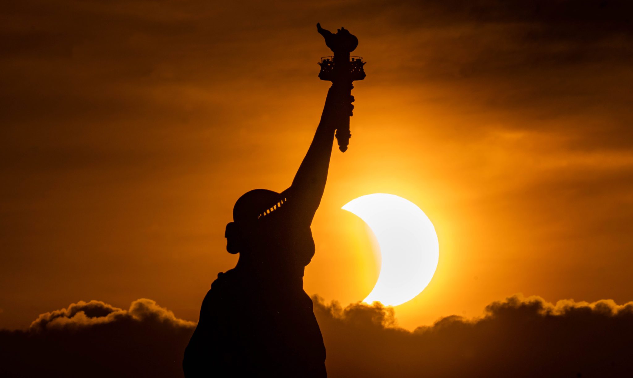 Statue_of_Liberty_Annular_Solar_Eclipse_(51239095574)