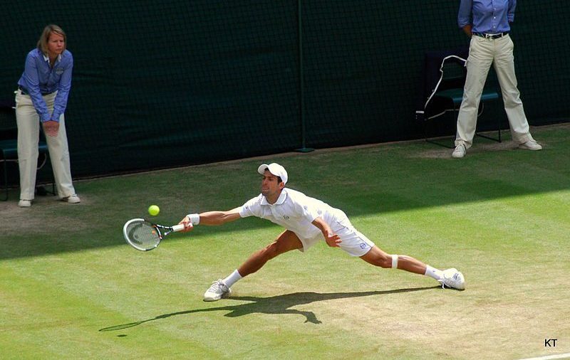 800px-Novak_Dokovic_Wimbledon_2011_stretching_on_forehand