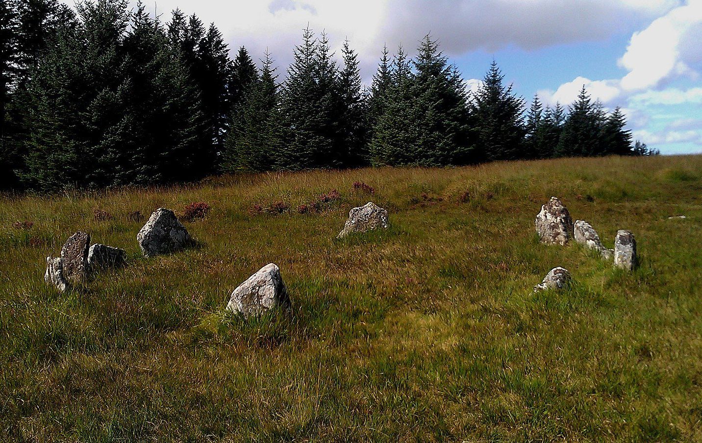 Cairn_circle_on_the_south_of_Lakehead_Hill_1