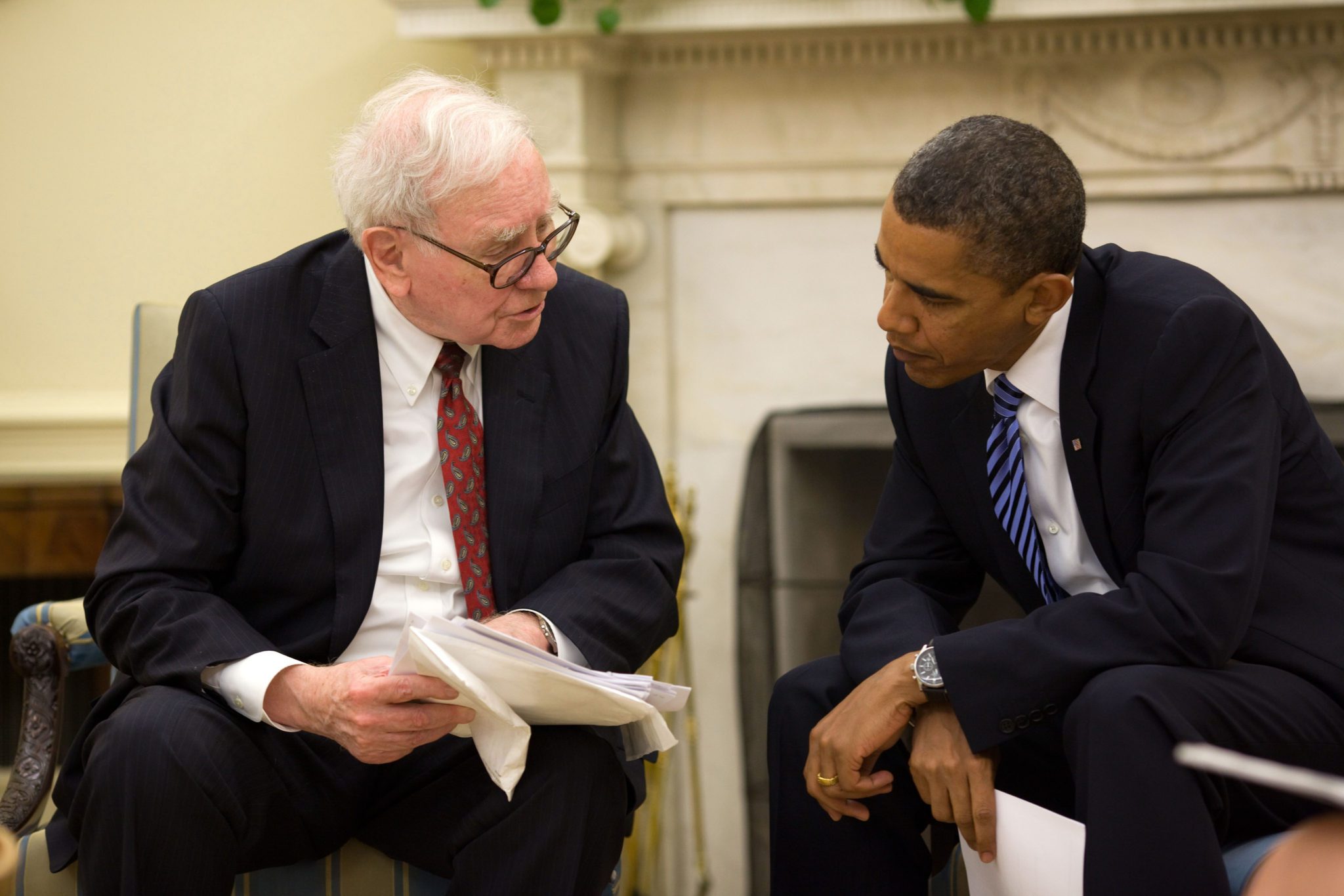 President_Barack_Obama_and_Warren_Buffett_in_the_Oval_Office,_July_14,_2010