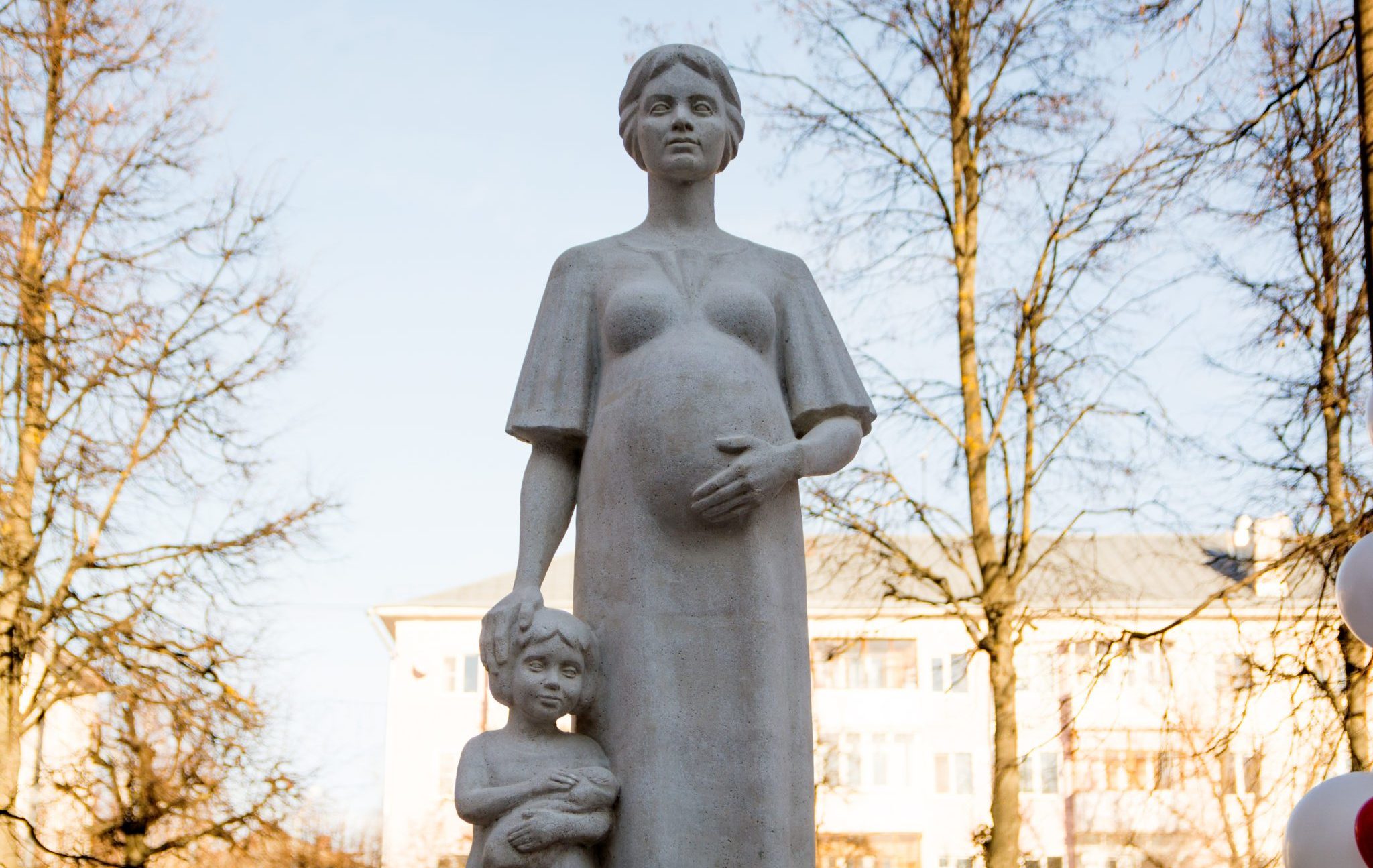 Yoshkar-ola,,Russia,-,November,2018,Monument,Of,Pregnant,Mother,In