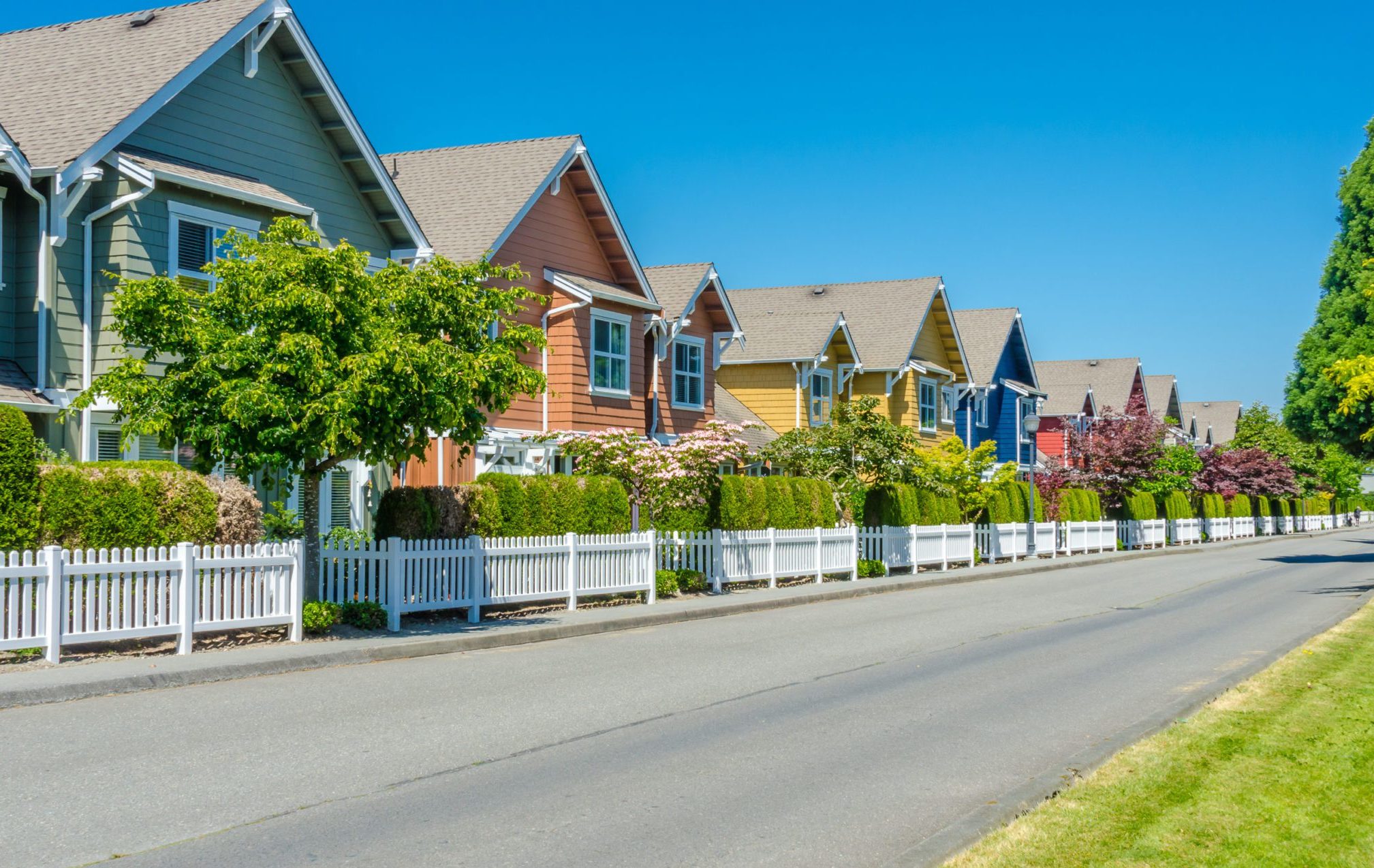 Nice,And,Comfortable,Neighborhood.,Some,Homes,On,The,Empty,Street