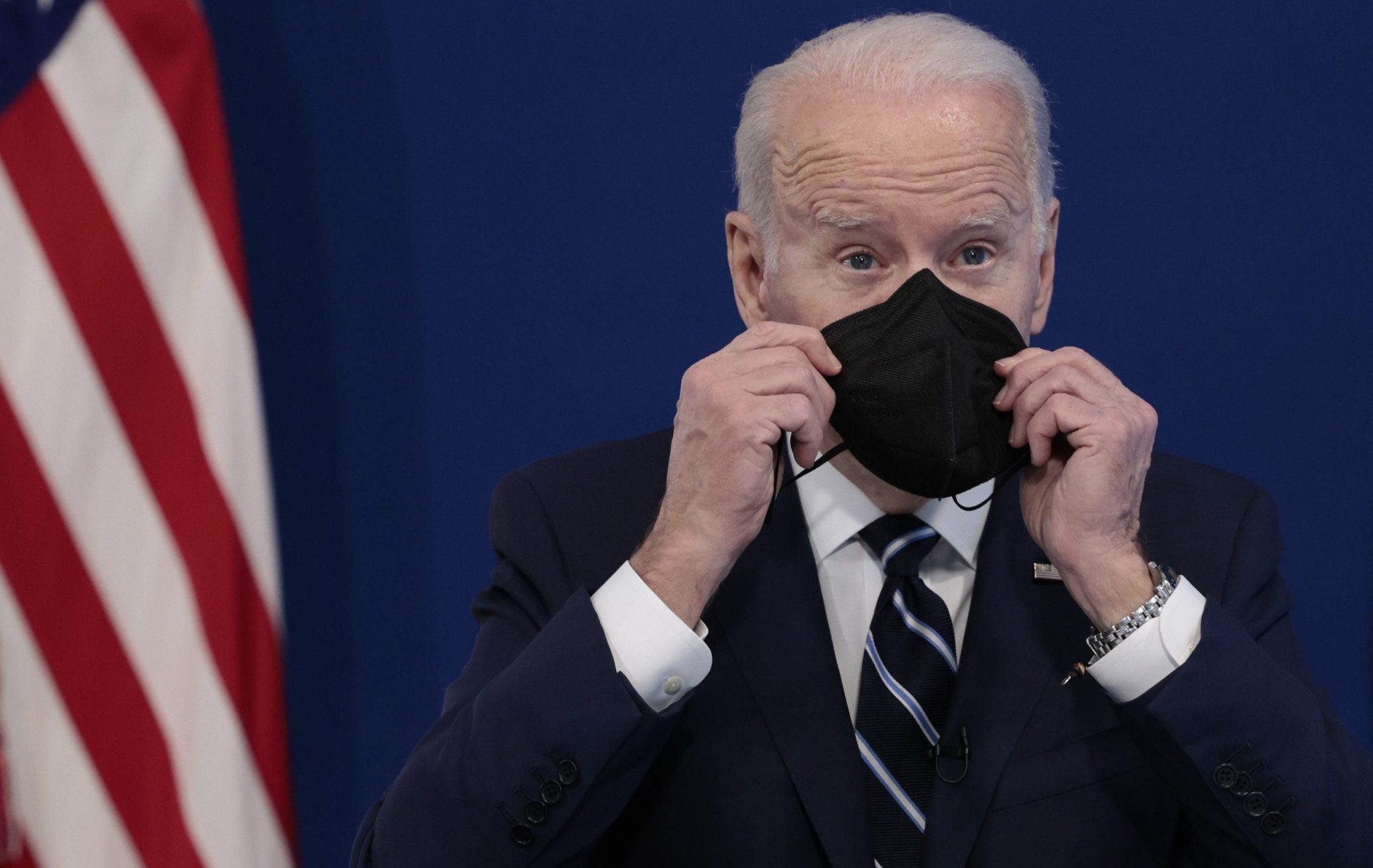 01-15-2022,usa:joe,Biden,At,A,Meeting,Putting,His,Mask,On,While