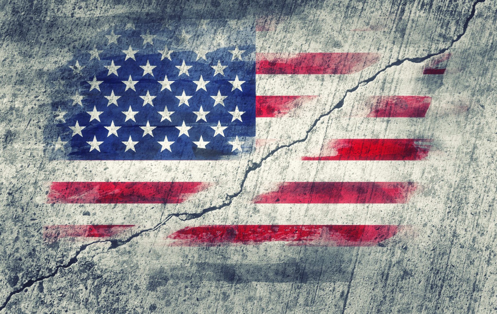 American,Flag,Painted,On,A,Wall,Cracked,In,The,Middle.
