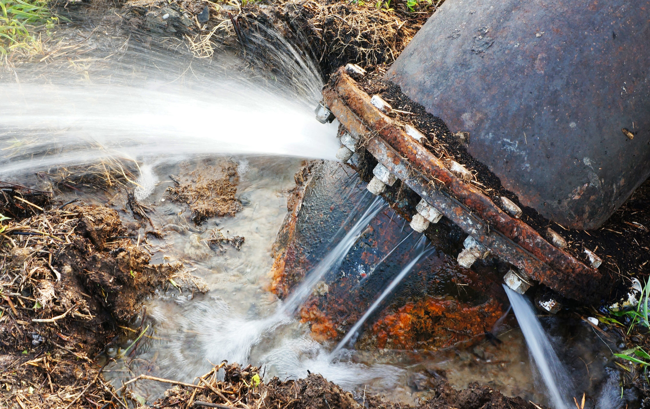 Leaking,Water,For,Main,Broken,Pipeline