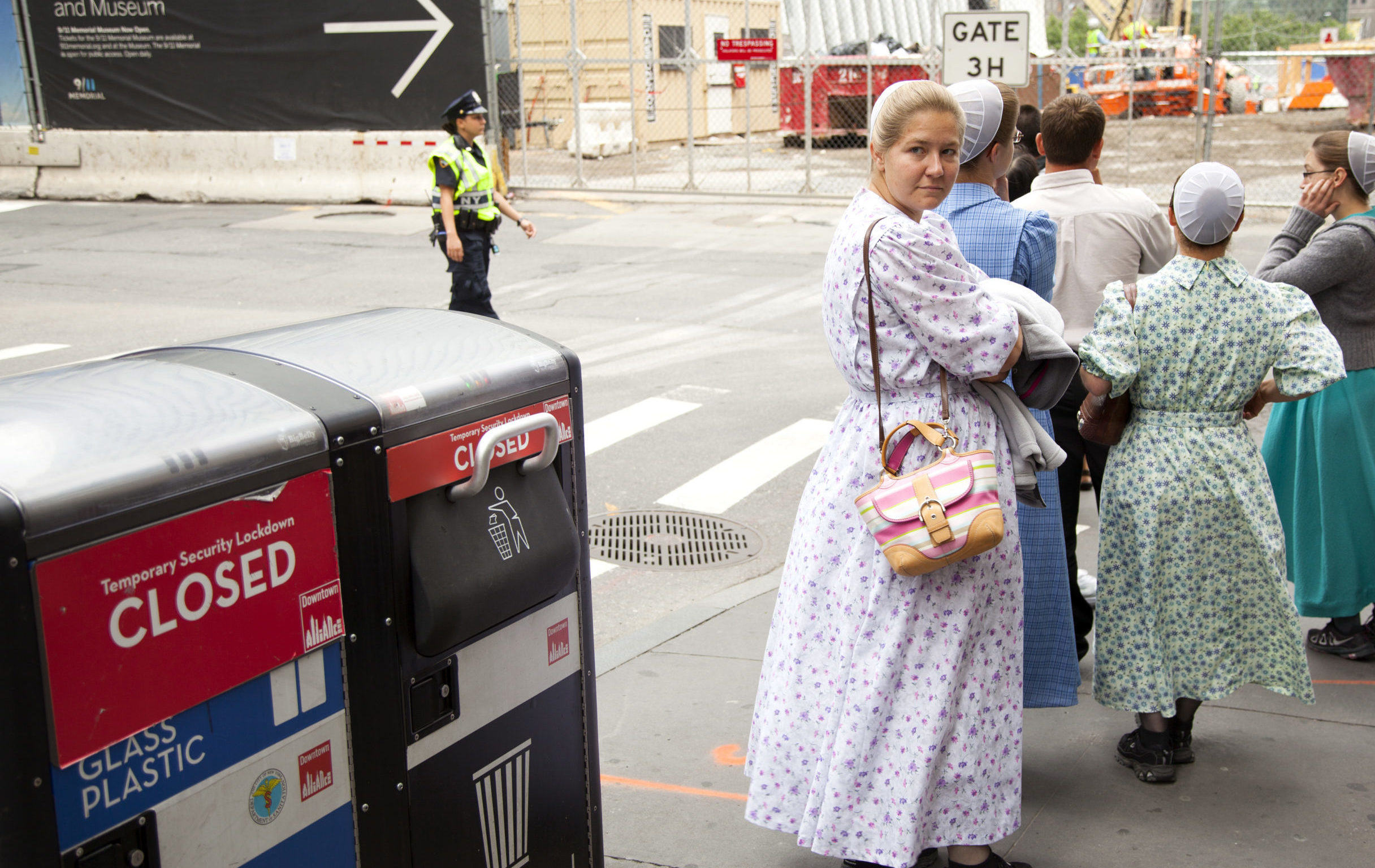 New,York,City,,11,September,2015:,Mennonite,Girls,In,Traditionel