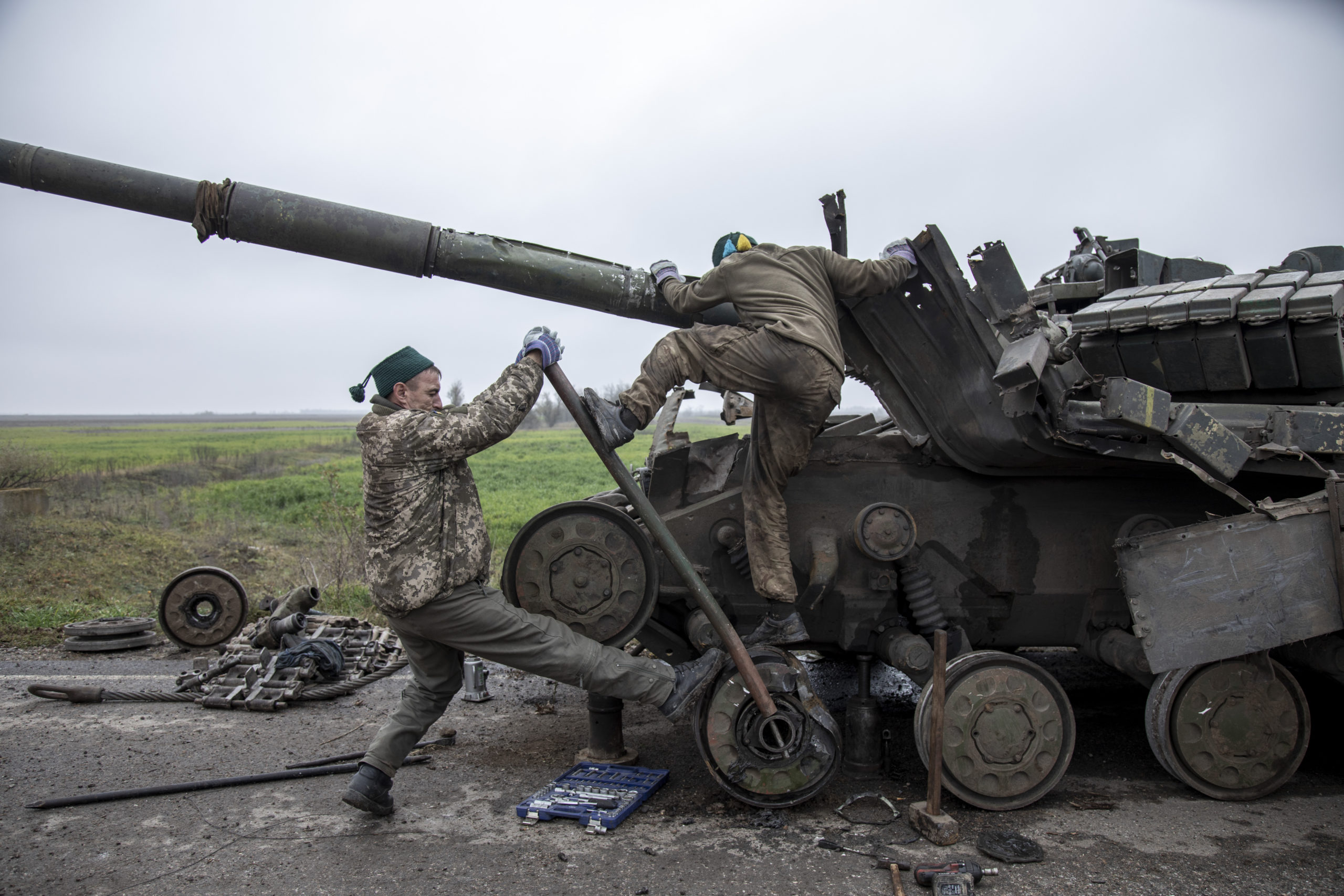 Humanitarian aid and war scenes continue in Ukraine