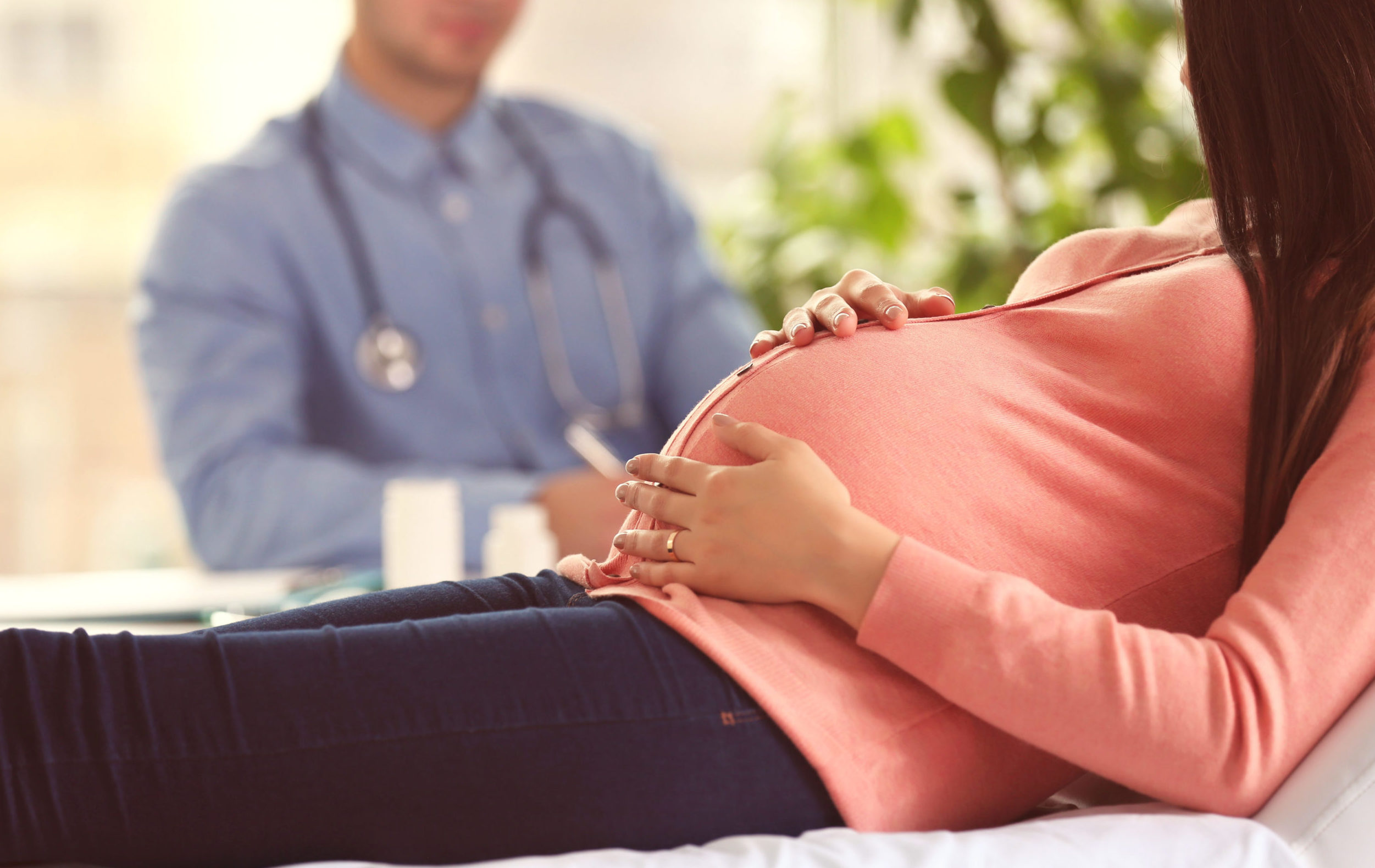 Pregnant,Woman,With,Doctor,At,Hospital