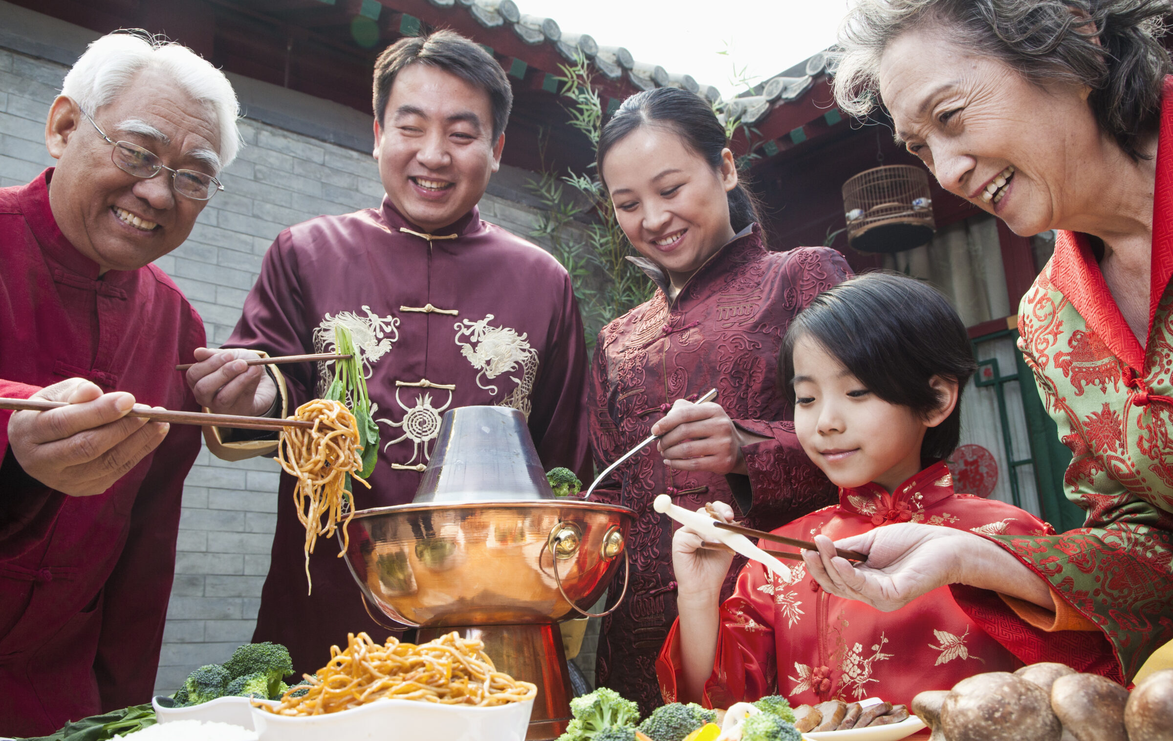 Family,Enjoying,Chinese,Meal,In,Traditional,Chinese,Clothing