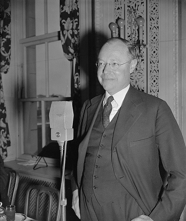 640px-Robert_Taft_1939_stands_at_microphone