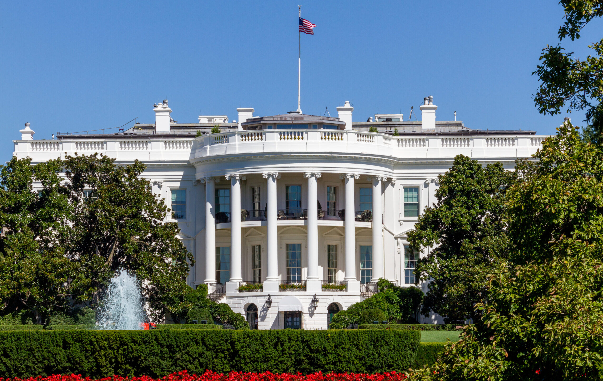 View,Of,The,White,House,In,Summer,With,Red,Flowers