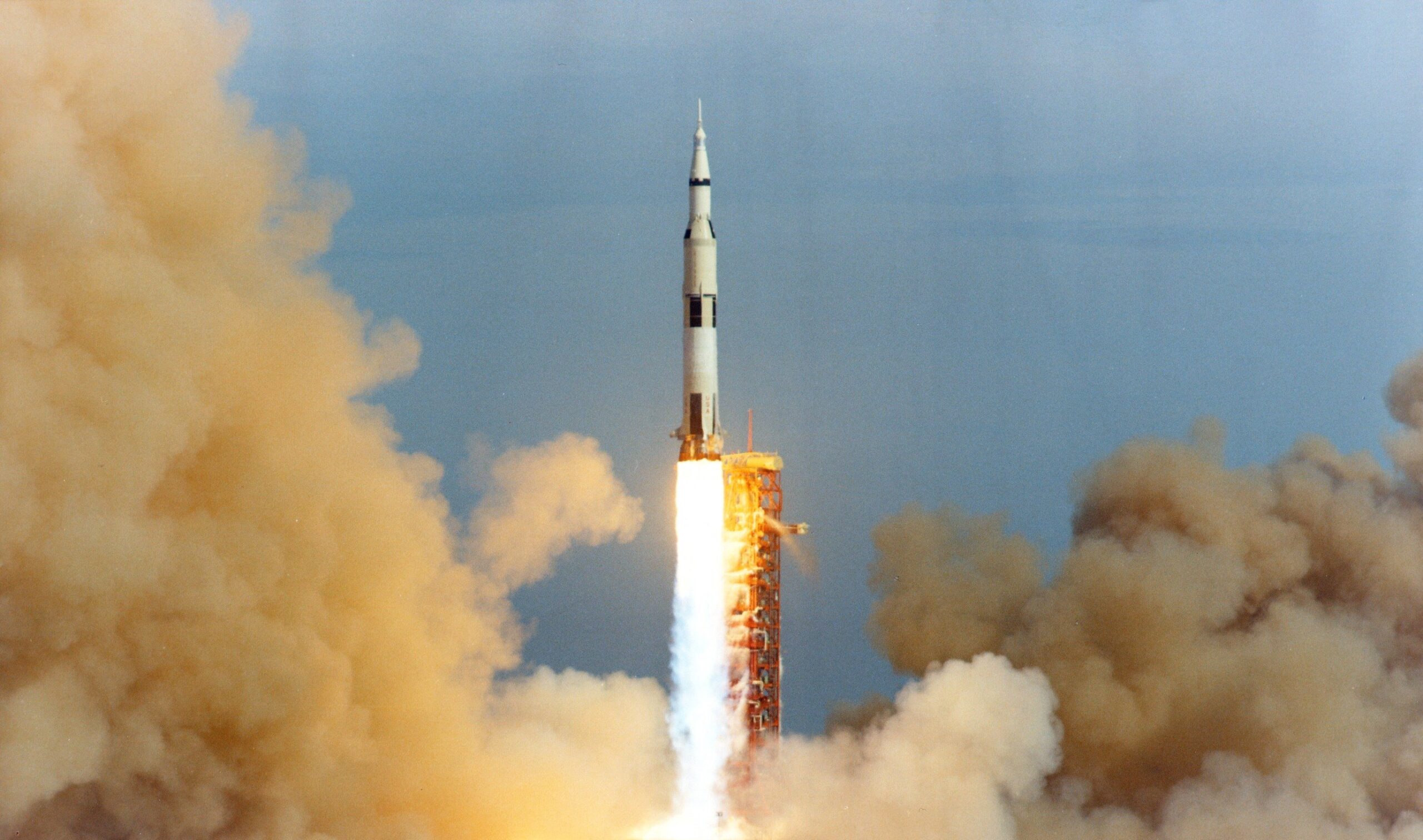 Apollo_15_launch_medium_distance