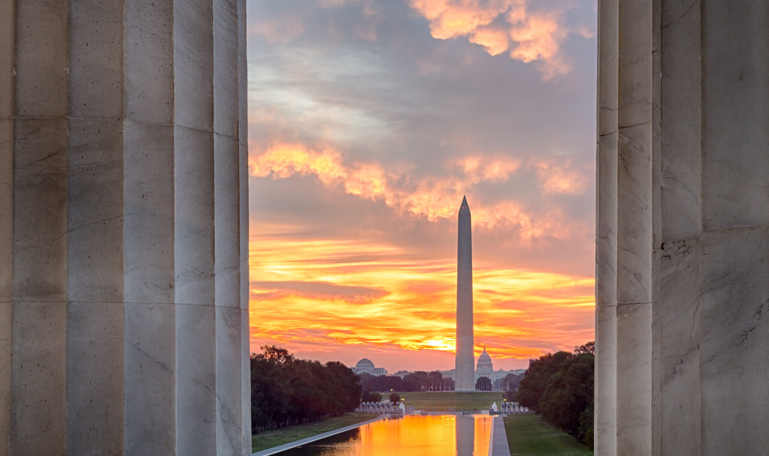 Bright,Red,And,Orange,Sunrise,At,Dawn,Reflects,Washington,Monument