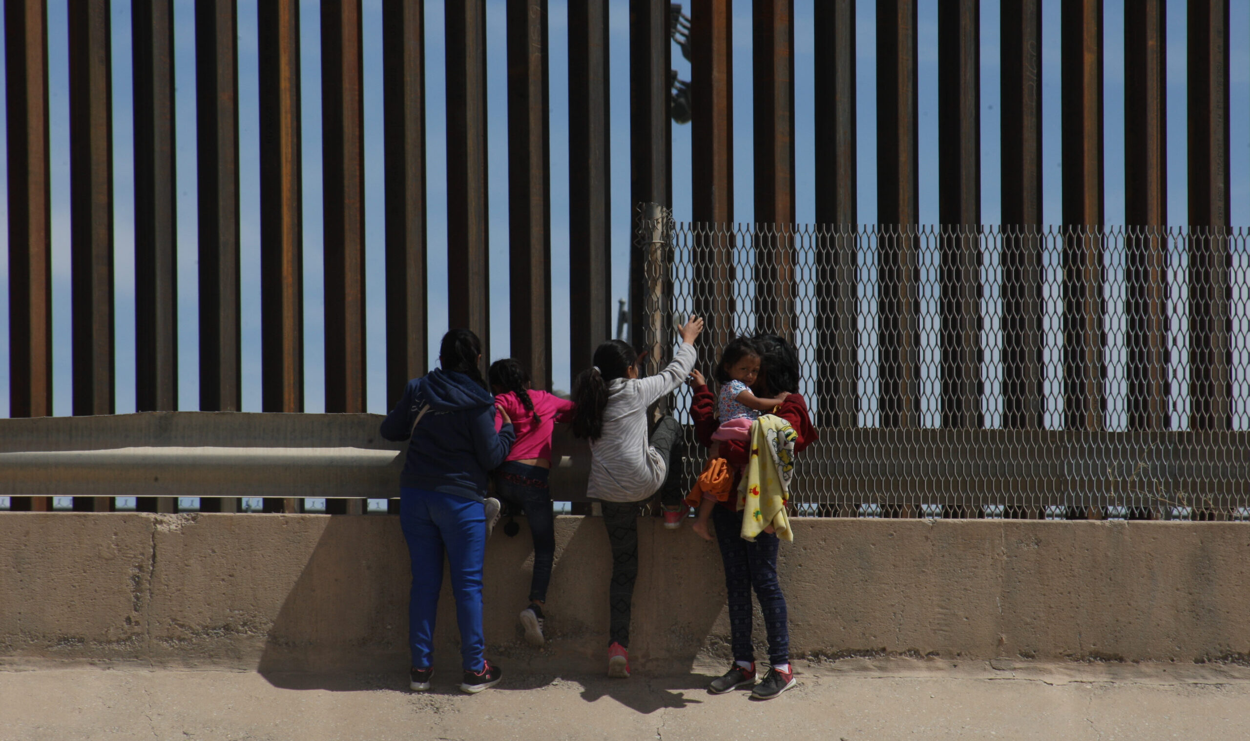 Juarez,,Chihuahua,,Mexico,,04-04-19,Group,Of,Women,Carrying,Their,Children