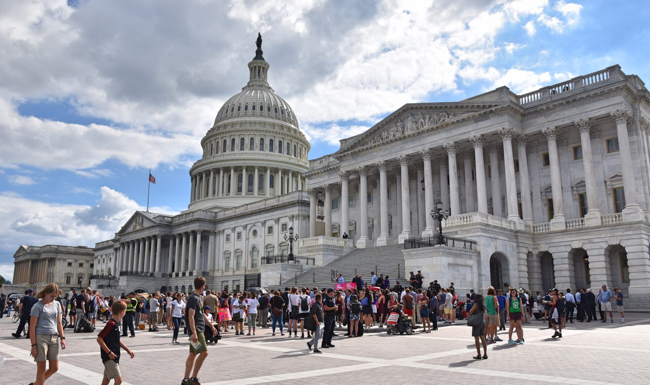 Washington,,Dc,--,July,25,2016:,Senators,Address,Crowds,Outside