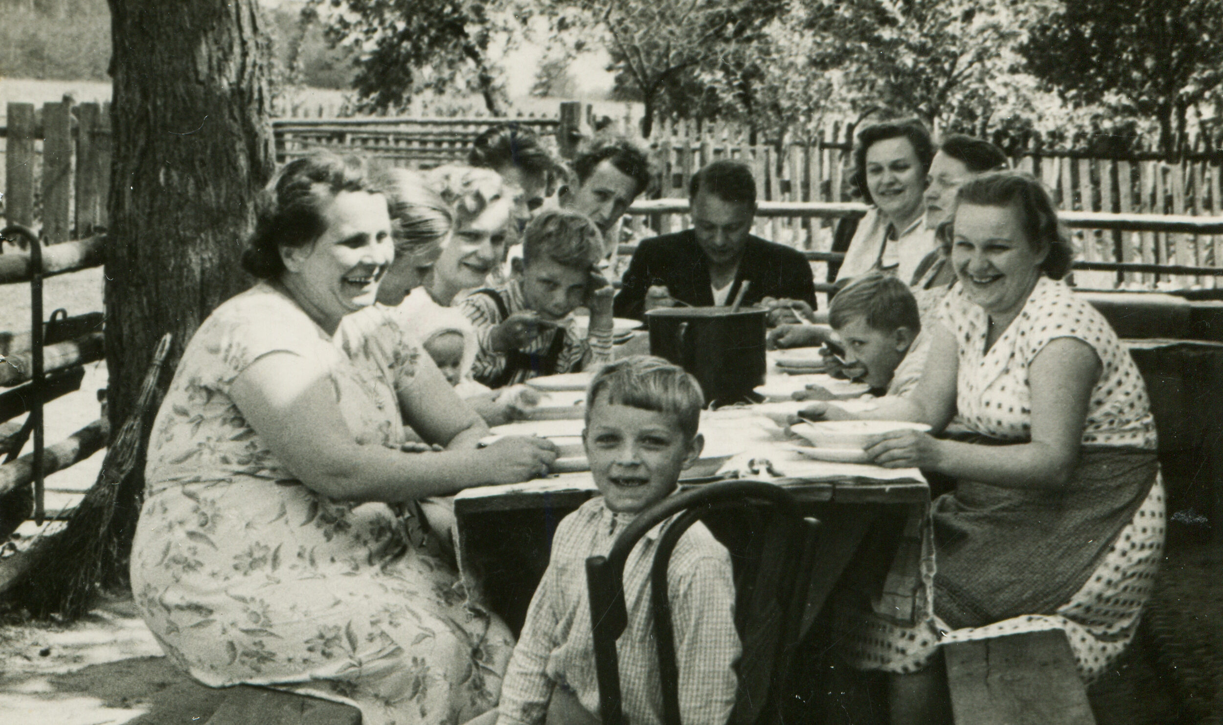 Vintage,Photo,Of,Big,Happy,Family,Dining,Outdoor,(fifties)